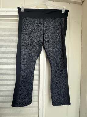 Under Armour Women's HeatGear Printed Crop Leggings Black/Gray